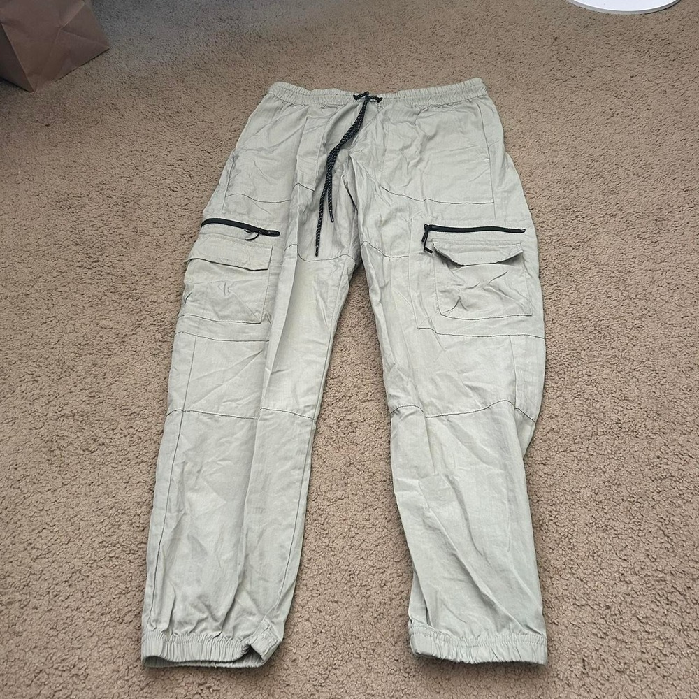 Relaxed pacsun jogger pants with pockets and drawstring waist. Size: M